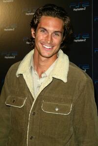 Oliver Hudson at the Playstation 2 Online Gaming Tournament For Charity.