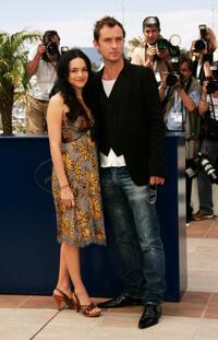Norah Jones and Jude Law at the photocall of "My Blueberry Nights" during the 60th International Cannes Film Festival.