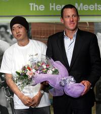 Lance Armstrong with the child cancer patient at the charity event.