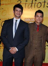 Sharman Joshi and Aamir Khan at the premiere of "3idiots."