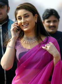 Kareena Kapoor at the shooting of "Bewafa."