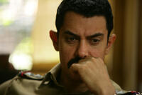 Aamir Khan as Inspector Shekhawat in "Talaash: The Answer Lies Within."