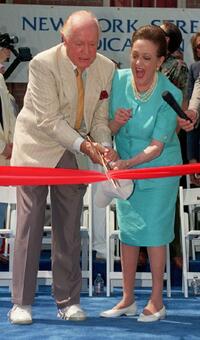 Dorothy Lamour and husband Bob Hope as they cut the ribbion dedicate Paramount Pictures.