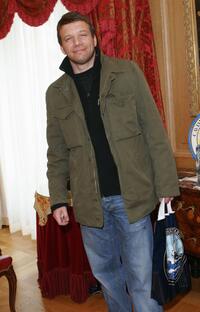 Samuel Le Bihan at the "Espace Glamour Chic" gift lounge.