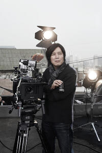 Director Lee Chang-Dong on the set of "Poetry."