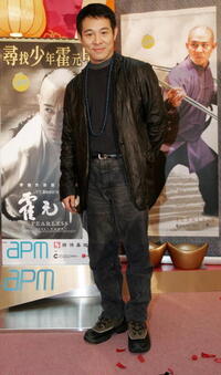 Jet Li at a shopping mall in Hong Kong to promote "Fearless."
