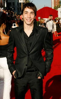 Justin Long at the premiere of "Live Free Or Die Hard" presented by Twentieth Century Fox.