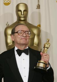 Sidney Lumet at the Kodak Theater in Hollywood with his Oscar for Lifetime Achievement.