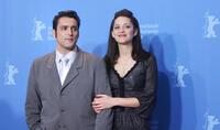 Jean-Pierre Martins and Marion Cotillard at the photocall of "La vie en rose" during the 57th Berlinale Film Festival.
