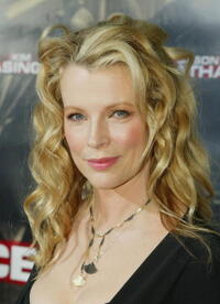 Kim Basinger at the "Cellular" premiere.