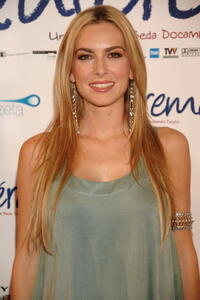 Kira Miro at the premiere of "Quiereme."