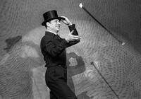 Yves Montand at the stage of the Theatre de l'Etoile.