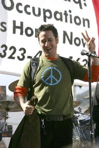 Rob Morrow speaks at the demonstration to stop the war in Iraq.