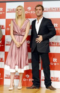Gwyneth Paltrow and Jude Law at the press conference during the 17th Tokyo International Film Festival.