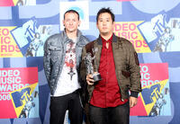 Chester Bennington and Joseph Han at the 2008 MTV Video Music Awards in California.