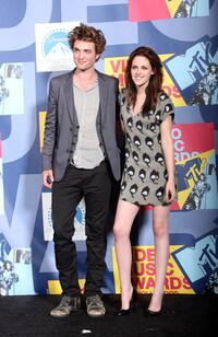 Robert Pattinson and Kristen Stewart at the 2008 MTV Video Music Awards.