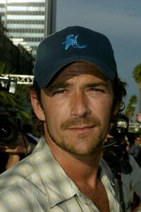 Luke Perry at the world premiere of "Open Range."