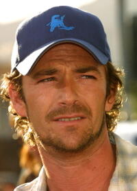 Luke Perry at the world premiere of "Open Range."