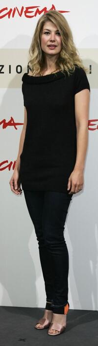 Rosamund Pike at the photocall of "Fugitive Pieces" during the 2nd Rome Film Festival.