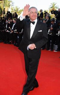Sydney Pollack at the 59th Cannes Film Festival for the premiere of "Quand jetais chanteur".
