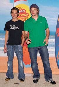Gregory Smith and Chris Pratt at the 2004 Teen Choice Awards.