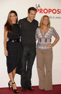 Sandra Bullock, Ryan Reynolds and Anne Fletcher at the photocall of "The Proposal."