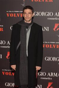Leonardo Sbaraglia at the Spanish premiere of "Volver."