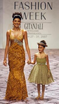 Sushmita Sen and her daughter Renee at the Lakme Fashion Week.