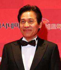 Ahn Sung-ki at the 7th Korean Film Awards.
