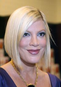 Tori Spelling at the signing for her book "Stori Telling."