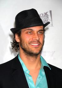 Todd Stashwick at the premiere of "The Riches."