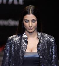 Tabu at the Grand Finale of Wills India Fashion Week.