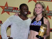 Sean Patrick Thomas and Julia Stiles at the 2001 MTV Movie Awards for "Save The Last Dance".