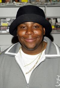 Kenan Thompson at the signing copies of the DVD "Babershop 2."
