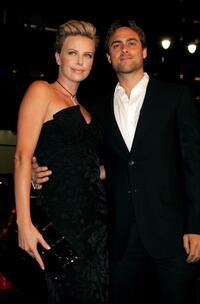 Charlize Theron and Stuart Townsend at the premiere of "North Country."