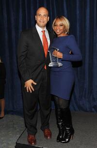 Cory Booker and Mary J. Blige at the HELP USA 2010 Domestic Violence Graduate Scholarship Awards luncheon.