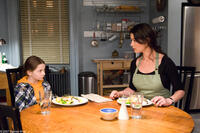 Abigail Breslin and Catherine Zeta-Jones in "No Reservations."