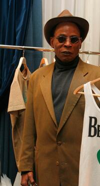 Malick Bowens at the "Espace Glamour Chic" gift lounge.