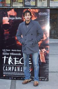 Juan Diego Botto at the photo shoot of "Trece Campanadas."