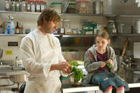 Aaron Eckhart as Nick and Abigail Breslin as Zoe in "No Reservations."