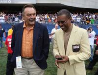 Dick Butkus and Gale Sayers at the game between the Bears and the Pittsburgh Steelers.