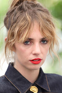 Maya Hawke at the "Asteroid City" photocall during the 76th Cannes Film Festival.