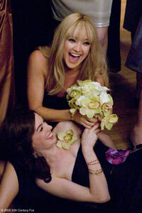 Kate Hudson as Liv and Anne Hathaway as Emma in "Bride Wars."