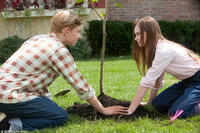 Callan McAuliffe as Bryce and Madeline Carroll as Juli in "Flipped."
