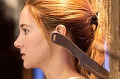 'Divergent' First Look: Shailene Woodley Dodges Knives as Tris