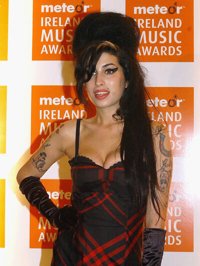amy winehouse orange dress Amy Winehouse on the set of 'Stronger Than Me' : r/amywinehouse