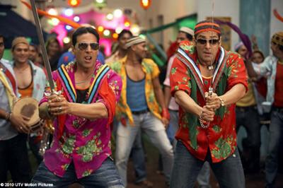 Tees Maar Khan Fandango Posing as a film director, notorious thief tees maar khan (akshay kumar) and his gang attempt to rob a moving train with the help of a wannabe. fandango