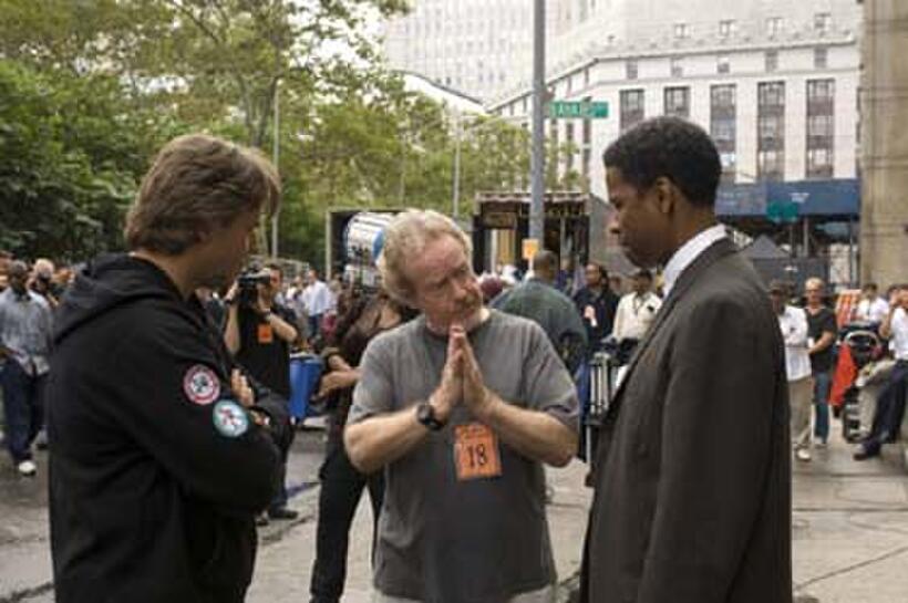 Russell Crowe and Denzel Washington on the set of "American Gangster."