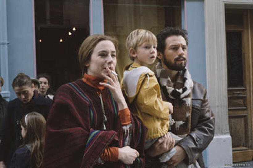 Mother Marie (Julie Depardieu), father Fernando (Stefano Acorsi) with son/younger brother François (Benjamin Feuillet) in "Blame it on Fidel!"