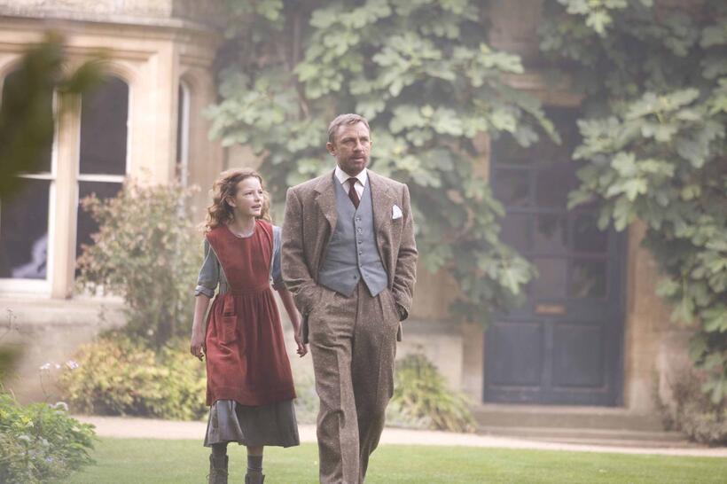 Dakota Blue Richards and Daniel Craig in "The Golden Compass."